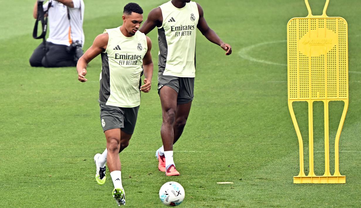 Trent Alexander-Arnold yang diboyong dari Liverpool pada bursa transfer musim panas ini telah ikut berlatih bersama tim. Seperti diketahui, Alexander-Arnold diboyong ke Madrid dengan biaya 10 juta euro atau setara dengan 173 miliar rupiah. (AFP/Javier Soriano)
