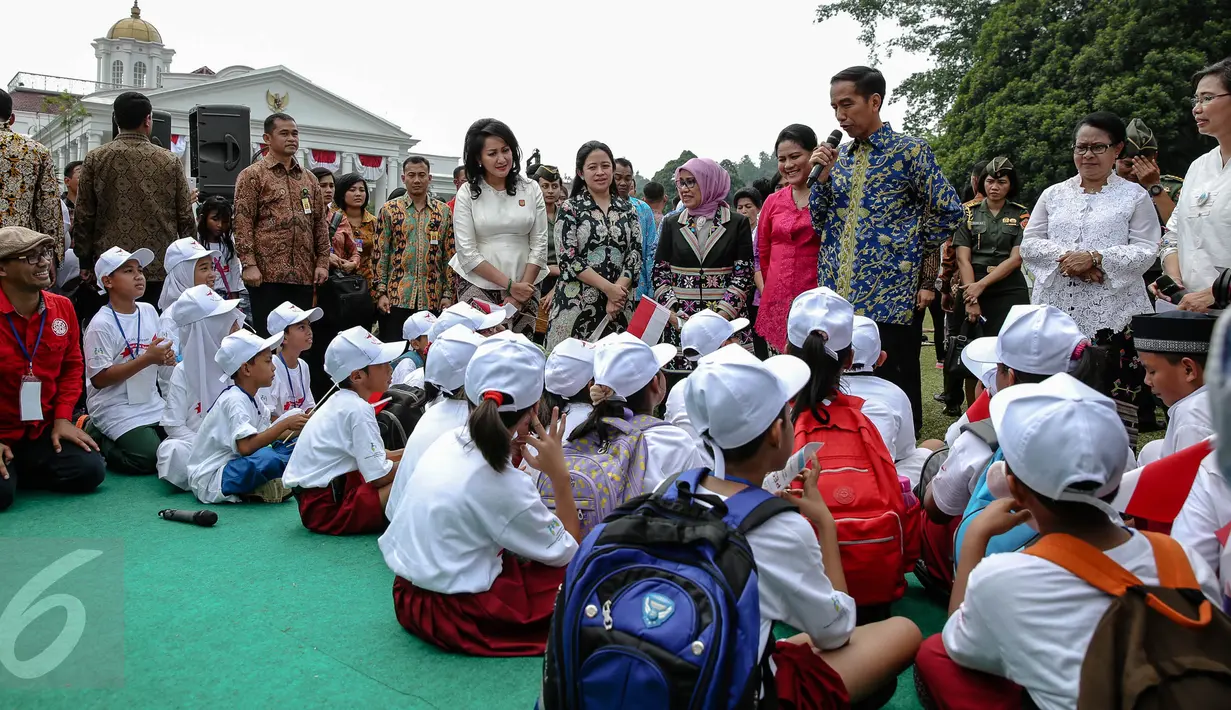 Presiden Jokowi (batik biru) saat berdongeng pada acara puncak Peringatan Hari Anak Nasional di Istana Bogor, Jawa Barat, Selasa (11/8/2015). Acara ini dihadiri oleh ratusan anak-anak dari berbagai daerah di Indonesia. (Liputan6.com/Faizal Fanani)
