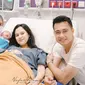 Eza Gionino dikaruniai anak ketiga yang diberi nama Akshay Gionino (Foto Instagram @ezagio @nafaspertama)