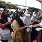 Presiden Joko Widodo atau Jokowi membagikan bantuan langsung kepada para penerima manfaat saat mengunjungi Pasar Sukamandi, Kabupaten Subang, Provinsi Jawa Barat, Selasa (12/7/2022). Turut mendampingi Presiden dalam kegiatan tersebut antara lain Sekretaris Kabinet Pramono Anung, Menteri Pertanian Syahrul Yasin Limpo, Menteri BUMN Erick Thohir, Wakil Gubernur Jawa Barat Uu Ruzhanul Ulum, dan Bupati Subang Ruhimat. (Foto: Muchlis Jr - Biro Pers Sekretariat Presiden)