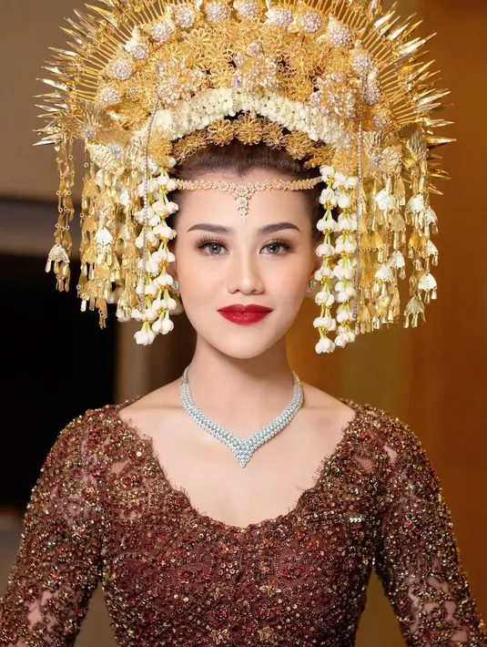 Aaliyah Massaid baru saja resmi menikah dengan Thariq Halilintar. Dalam balutan kebaya adat Minang berwarna merah, Aaliyah Massaid tampil luar biasa manglingi di hari pernikahannya. [Foto: Instagram/marlenehariman]