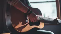 Ilustrasi cara bermain gitar (Sumber: Unshplash)
