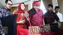 Menteri Koperasi dan UKM Puspayoga melihat hasil produksi wirausaha pemula saat sinergi program pembiayaan Kementerian Koperasi dan UMK dengan pemerintah daerah Provinsi Nusa Tenggara Barat, Lombok, Jumat (12/5). (Liputan6.com/Angga Yuniar)