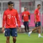 Gelandang baru Bayern Munchen, Philippe Coutinho membawa bola saat sesi latihan di Munich, Jerman selatan (20/8/2019). Munchen meminjam Coutinho dari Barcelona selama satu musim dengan biaya 8,5 juta euro atau sekitar Rp 134,3 miliar. (AFP Photo/Christof Stache)