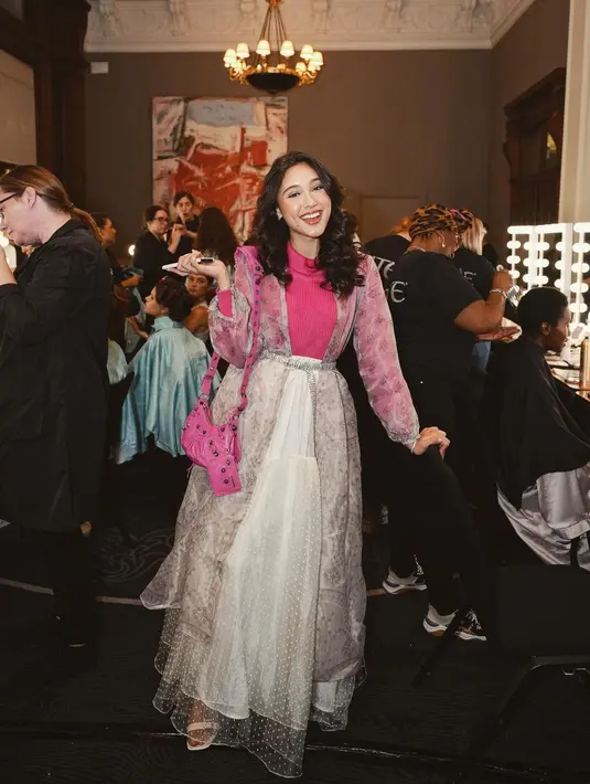 Rambut panjang wave Yasmin Napper dibiarkan terurai, dengan makeup yang menarik menggunakan eyeshadow totol putihnya. (FOTO: instagram.com/yasminnapper/)