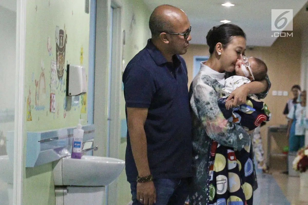 PHOTO: Usai Jalani Operasi, Anak Kedua Asri Welas Diperbolehkan Pulang 