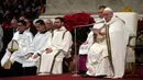 Paus Fransiskus memimpin Misa Malam Natal di Basilika Santo Petrus, Vatikan, 24 Desember 2022. Gereja Katolik Roma merayakan Natal menurut kalender Gregorian pada malam tanggal 24-25 Desember 2022. (AP Photo/Gregorio Borgia)