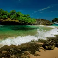 Terbius oleh pesona garis pantai tersembunyi di ujung pulau Jawa.
