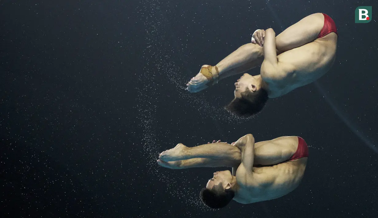 Atlet loncat indah China saat tampil pada nomor sinkronisasi 10 meter platform Asian Games XVIII di Stadion Aquatic Senayan, Jakarta, Rabu (29/8/2018). (Bola.com/Vitalis Yogi Trisna)