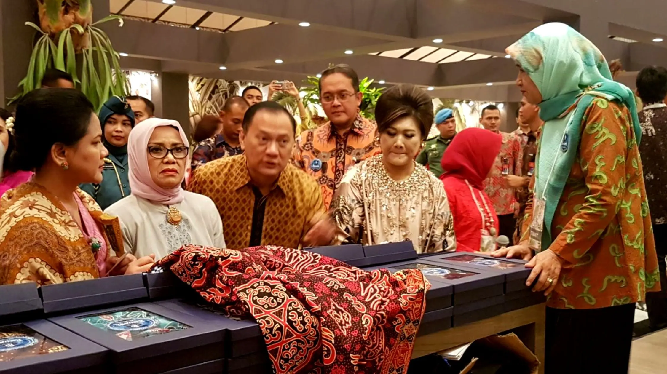 Ibu negara Iriana Jokowi dan istri wakil presiden Mufida Jusuf Kalla saat mengunjungi stand Batik Kain Besurek Bengkulu dalam Pameran Karya Kreatif Indonesia di Jakarta Convention Centre (Liputan6.com/Yuliardi Hardjo) 