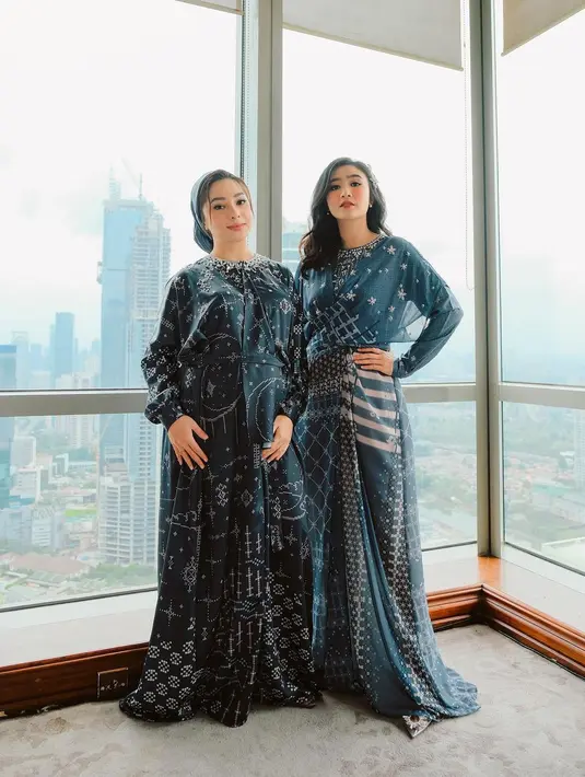 Paduan gamis bermotif dengan turban seperti Nikita Willy juga tak kalah menarik. [Foto: IG/febbyrastanty].