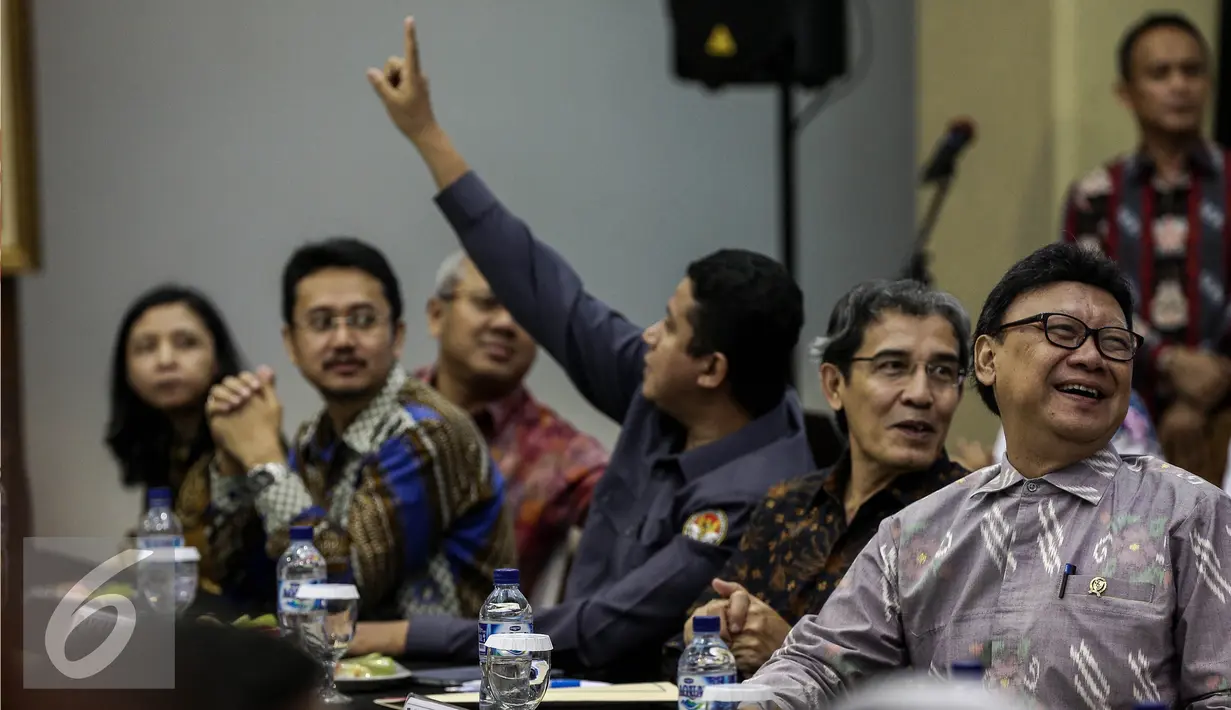 Mendagri, Tjahjo Kumolo (ketiga kanan), pelaksana tugas Ketua KPU Hadar Nafis Gumay (keempat kanan) menghadiri penyerahan DP4 & DAK2 Pilkada Serentak 2017 di Kantor Komisi Pemilihan Umum (KPU), Jakarta, Kamis (14/7). (Liputan6.com/Faizal Fanani)