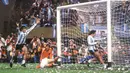 Mario Kempes merupakan seorang legenda Timnas Argentina. Striker brilian itu pernah memperkuat Tim Tango di Piala Dunia pada edisi 1974, 1978, dan 1982. (Photo by Files/AFP)