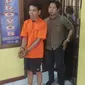 Tersangka suami bunuh istri yang ditahan di Polsek Siak Hulu, Kabupaten Kampar. (Liputan6.com/M Syukur)