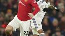 Bek Manchester United (MU) Luke Shaw berebut bola dengan penyerang Leeds United Crysencio Summerville pada laga tunda pekan ke-8 Liga Inggris 2022/2023 di Old Trafford, Manchester, Kamis (9/2/2023) dini hari WIB. Leeds menggandakan keunggulan di menit ke-47 gara-gara gol bunuh diri Raphael Varane. (AP Photo/Dave Thompson)
