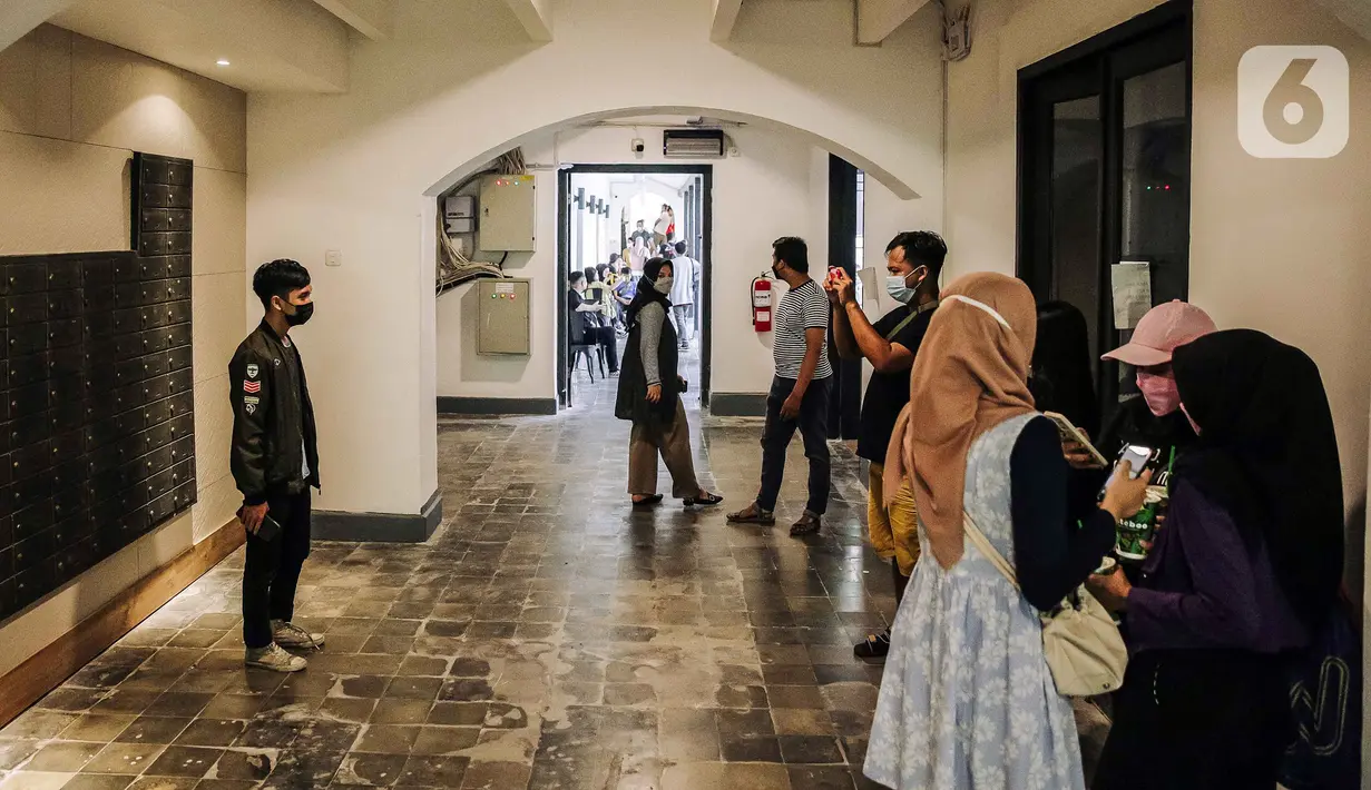 Pengunjung berfoto di area Pos Bloc, Jakarta Pusat, Sabtu (9/10/2021). Selain menjadi tempat berdiskusi, Pos Bloc juga akan mewadahi beberapa sektor usaha kreatif. (Liputan6.com/Faizal Fanani)
