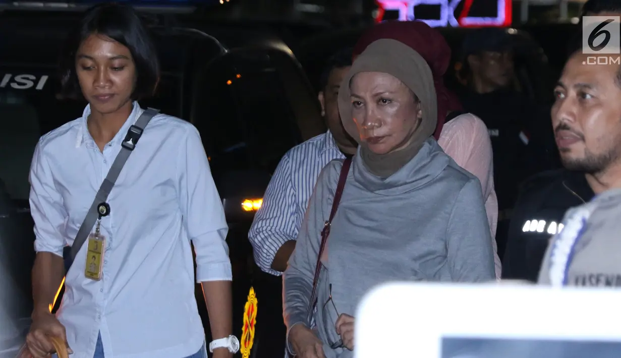 Aktivis Ratna Sarumpaet (tengah) saat dibawa menuju ruang Direktorat Reserse Kriminal Umum Polda Metro Jaya, Jakarta, Kamis (4/10). Ratna Sarumpaet ditangkap polisi di Bandara Soetta saat akan pergi ke luar negeri (Liputan6.com/Helmi Fithriansyah)