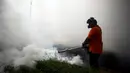 Seorang petugas melakukan pengasapan di sebuah universitas di Bangkok, Thailand, Selasa (13/9). Pengasapan atau fogging dilakukan sebagai upaya memerangi penyebaran virus Zika yang saat ini telah terjadi di Thailand. (REUTERS/Athit Perawongmetha)