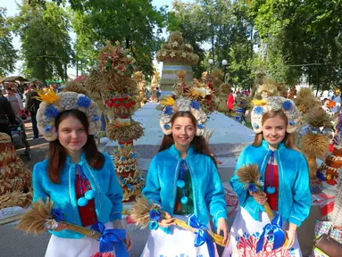 Orang-orang yang mengenakan kostum tradisional ambil bagian dalam pameran pertanian di Minsk, Belarus, 26 September 2020. Berbagai pameran pertanian digelar di seluruh Belarus untuk merayakan panen musim gugur. (Xinhua/Henadz Zhinkov)