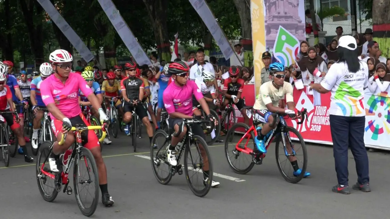 Tour de Indonesia saat start di Probolinggo (Liputan6.com/Dian Kurniawan)