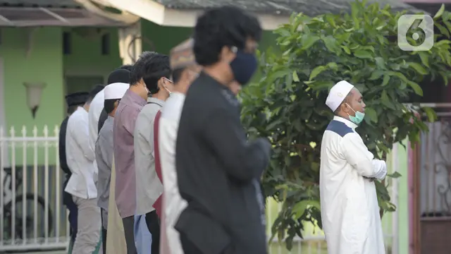 FOTO: Cegah Tertular Corona, Warga Tangsel Salat Id Berjemaah Pakai Masker