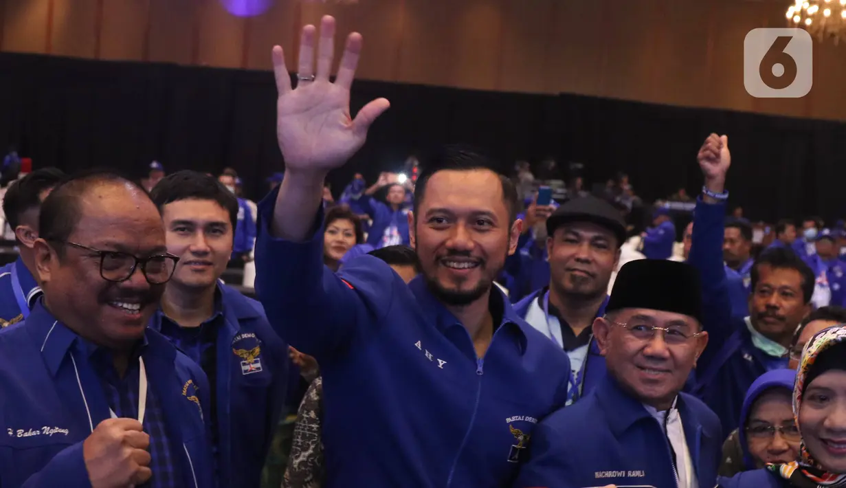 Ketum Partai Demokrat  Agus Harimurti Yudhoyono menyapa para kader usai terpilih secara aklamasi saat Kongres V Partai Demokrat di JCC, Jakarta, Minggu (15/3/2020). AHY menggantikan Susilo Bambang Yudhoyono menjadi ketum partai. (Liputan6.com/Angga Yuniar)