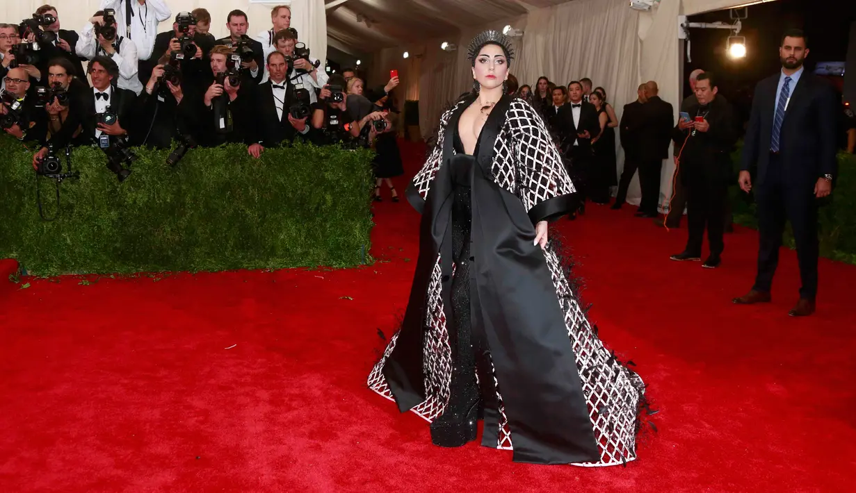 Penyanyi Lady Gaga tampil mengejutkan dengan busana kimono hitam-putih yang dihiasi sekitar 14 ribu bulu saat menghadiri ajang Met Gala 2015 di Metropolitan Museum of Art's Costume Institute, New York City, Senin (4/5). (REUTERS/Andrew Kelly) 