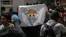 Dalam aksinya, pengunjuk rasa juga mengibarkan bendera bajak laut Jolly Roger dari serial anime Jepang One Piece sebagai lambang perlawanan. (RIJASOLO/AFP)