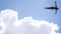 Atlet High Diving asal Belanda, Ginni van Katwijk, melakukan lompatan dari ketinggian 20 meter dalam kegiatan World Aquatics Championships di Fukuoka, Jepang, Selasa (25/7/2023). (AFP/Yuichi Yamazaki)