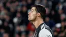 Reaksi penyerang Juventus, Cristiano Ronaldo, selama matchday kelima Grup D Liga Champions menghadapi Atletico Madrid di Allianz-Stadium, Turin, Selasa (26/11/2019). Meski gagal menyumbangkan gol, namun penampilan baru Ronaldo di laga tersebut menjadi sorotan. (AP/Antonio Calanni)