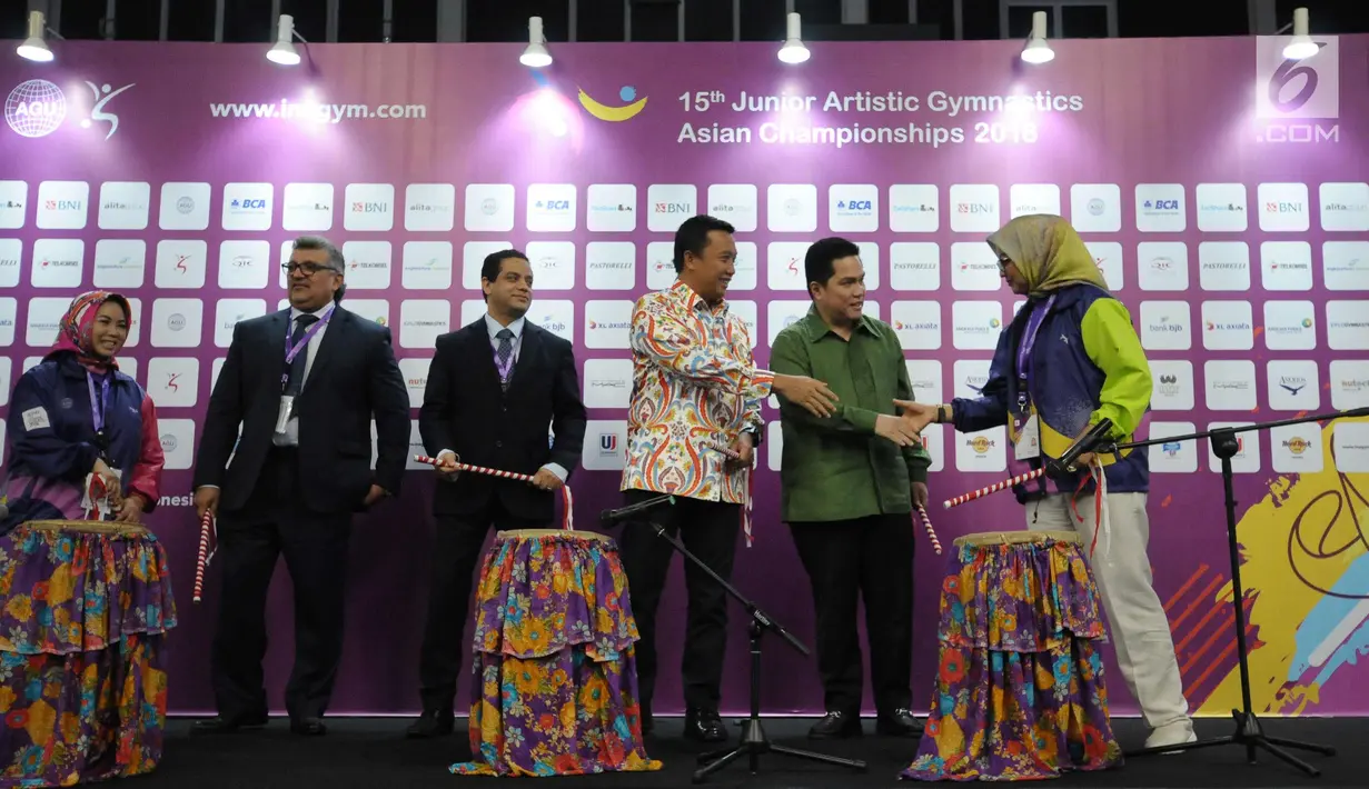 Menpora, Imam Nahrawi (keempat kiri) dan Ketua INASGOC, Erick Thohir (kedua kanan) menyalami Ketum Persani, Ilya Avianti saat membuka Kejuaraan Junior Senam Artistik Asia ke-15 di Istora Senayan, Jakarta, Rabu (25/4). (Liputan6.com/Helmi Fithriansyah)