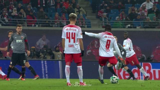 RB Leipzig kembali menempati urutan kedua klasemen Bundesliga setelah menang 2-0 atas Augsburg. Dayotchanculle Upamecano membuka s...