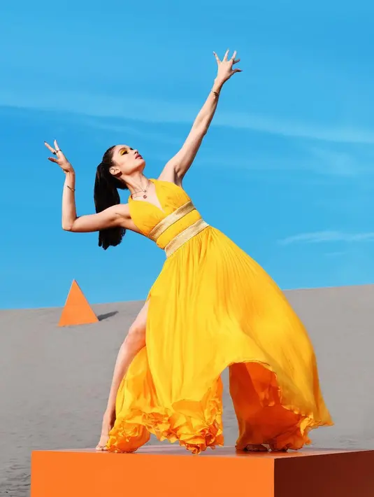 Penampilan Cinta Laura pada video klipnya kali ini benar-benar totalitas. Ia tampil enerjik dengan balutan busana instimewa karya desainer Indonesia.
