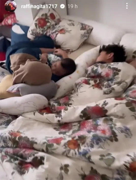 Momen tersebut sempat dibagikan di instagramnya, @raffinagita1717 dalam sebuah video singkat. Raffi saat masuk kamar tampak kaget memergoki dua pengasuhnya tidur pulas di jam kerja bersama anak-anaknya. [Instagram/raffinagita1717]