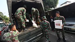 Aparat TNI memasukkan barang - barang penghuni kompleks Zeni kedalam truk di Mampang, Jakarta Selatan, Minggu (17/1). Meskipun sempat ricuh, Kodam Jaya tetap mengosongkan rumah. (Liputan6.com/Immanuel Antonius)