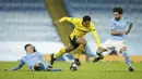 Pemain Manchester City, Phil Foden, menghadang pemain Borussia Dortmund, Jude Bellingham, pada laga Liga Champions di Stadion Etihad, Rabu (7/4/2021). City menang dengan skor 2-1. (AP/Dave Thompson)