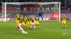 Lasse Schone ciptakan tendangan bebas fantastis di pojok kanan atas gawang ADO Den Haag. (Ballball Video)