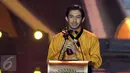 Aktor Reza Rahadian meraih penghargaan sebagai Pemeran Utama Pria Terpuji Festival Film Bandung (FFB) 2016 lewat perannya dalam film My Stupid Boss, di Monumen Perjuangan Rakyat Jawa Barat, Sabtu (24/9). (Liputan6.com/Herman Zakharia)