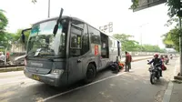 Bus Transjakarta menabrak pembatas jalan di Jakarta Selatan. (Liputan6.com/Helmy Fithriansyah)