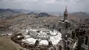 Pemandangan Masjidil Haram dengan Menara Abraj Al-Bait terlihat dari helikopter saat umat muslim melaksanakan ibadah haji di Makkah, Arab Saudi, Senin (12/8/2019). Di tempat paling suci bagi umat muslim ini terdapat Kakbah yang menjadi kiblat bagi umat muslim seluruh dunia. (AP Photo/Amr Nabil)
