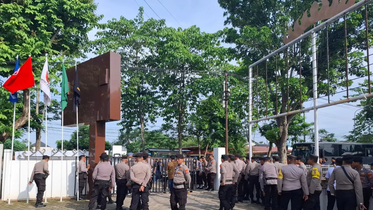 300 personel polisi dikerahkan mengamankan Kantor KPU Kota Metro. Foto : (Istimewa).