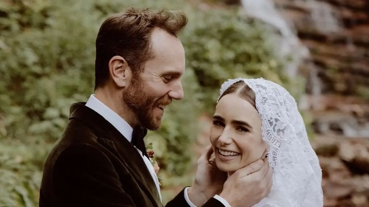 Gaun pengantin Lily Collins yang dirancang Ralph Lauren