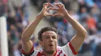 Gelandang Hamburg Nicolai Mueller merayakan gol pertamanya saat bertanding melawan Augsburg pada Divisi Satu Bundesliga di Hamburg, Jerman (20/8). Hamburg menang 1-0 lewat gol tunggal Nicolai Mueller pada menit ke-8. (Daniel Bockwoldt /dpa via AP)