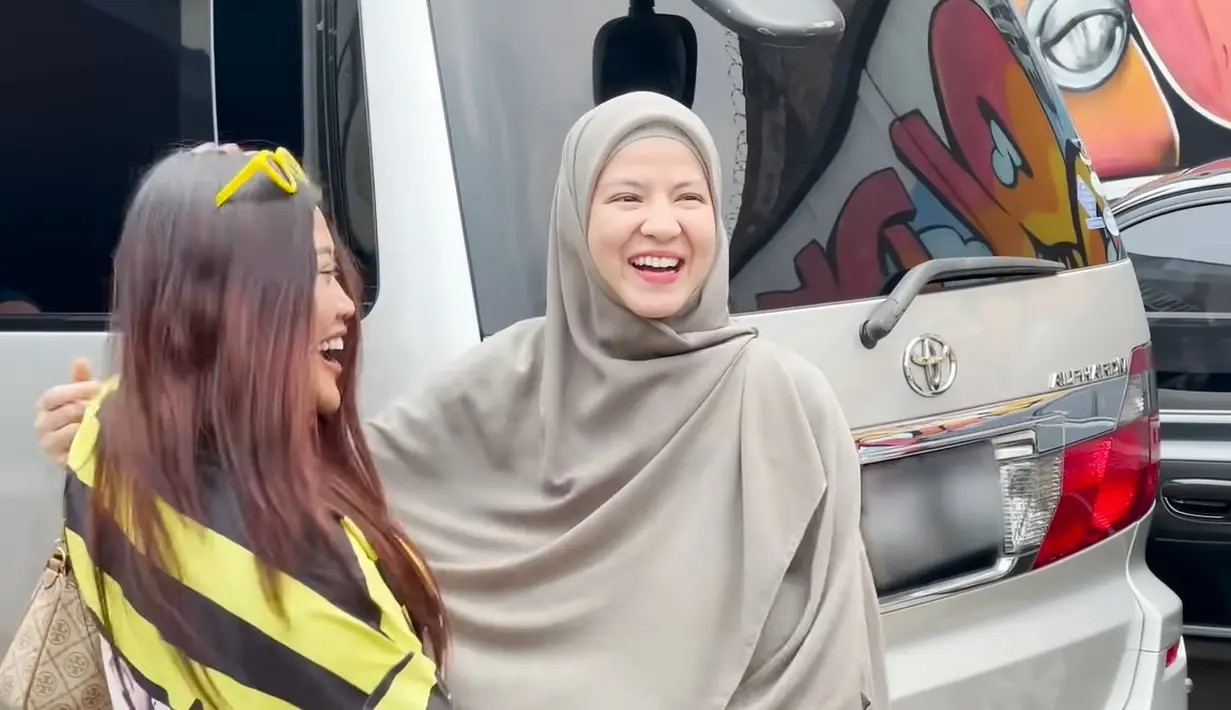 "Halo apa kabar?” sapa Natasha seraya merangkul Boiyen. “Hai halo aku bersama Boiyen,” ujar Natasha lagi. “Aku bersama kak Caca,” celetuk Boiyen. Sikap Desta melihat keduanya bikin orang di dekatnya tertawa. [Youtube/Trio Strong Family]