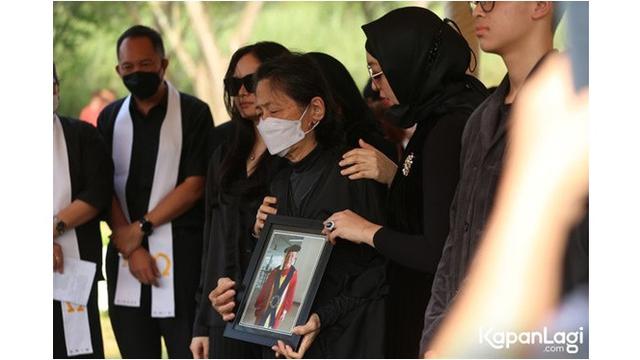 Ikut Gotong Peti Jenazah, Ini 6 Momen Angelina Sondakh di Pemakaman Sang Ayah