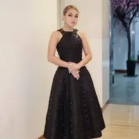 Ayu Ting Ting tampil elegan berbalut jacquard dress dengan detail black crystal embellishments. Padukan dengan twisted heels.  (Instagram/ayutingting92).