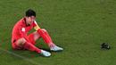 Ketika wasit meniupkan peluit tanda berakhir, Son Heung-min menanggis tersedu-sedu. Ia amat terharu negaranya bisa menang melawan Portugal yang jadi salah satu unggulan juara. (AFP/ Kirill Kudrayavtsev)