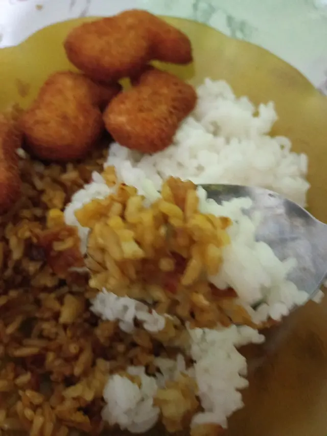 6 Potret Nasi Jadi Pengganti Lauk Pendamping Ini Bikin Geleng Kepala