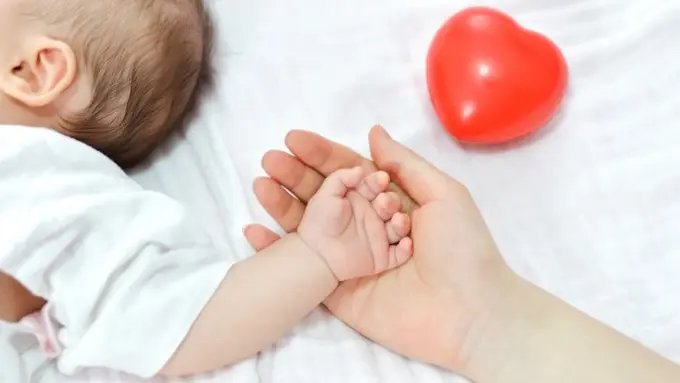 Cara Menangani Bayi yang Mengalami Perut Kembung dan Muntah