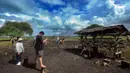 Wisatawan mengambil gambar di hamparan savana Bekol, Taman Nasional Baluran, Situbondo, Jawa Timur, Sabtu (29/4/2023). (merdeka.com/Arie Basuki)
